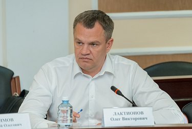 Парламентарии помогли юным футболистам